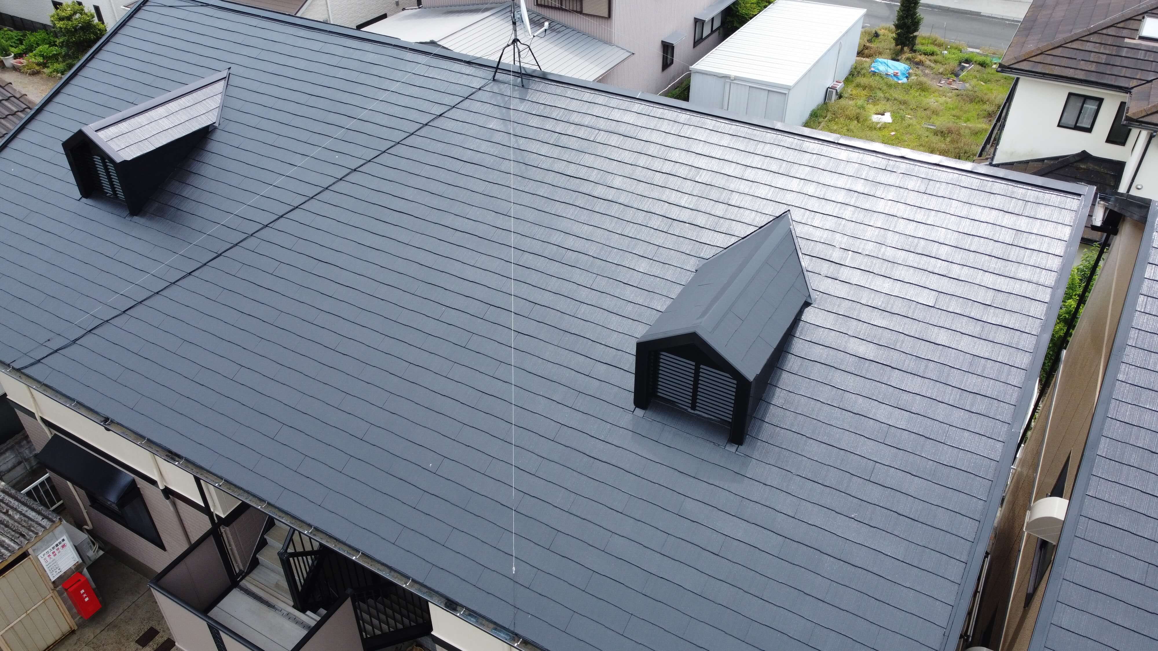 屋根の表面はフラットな瓦で覆われており、アンテナが取り付けられている