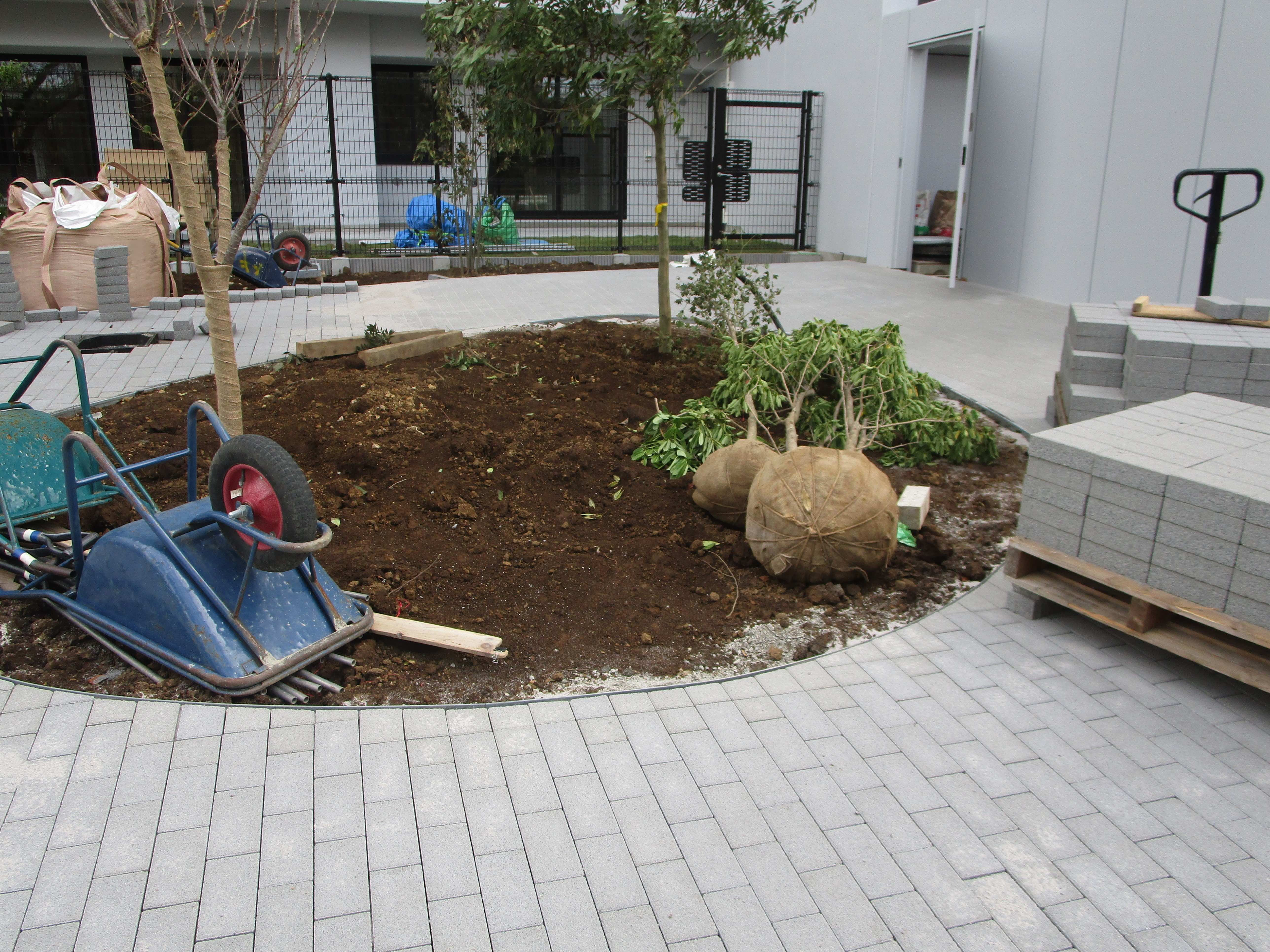 土木作業が進行中の庭やガーデニングの現場